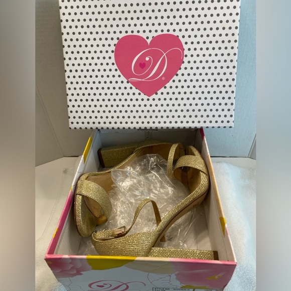 Sz 9 M Delicious Shiner Gold Shimmer Strappy Open Toe Sandal Block High Heels - Picture 15 of 15